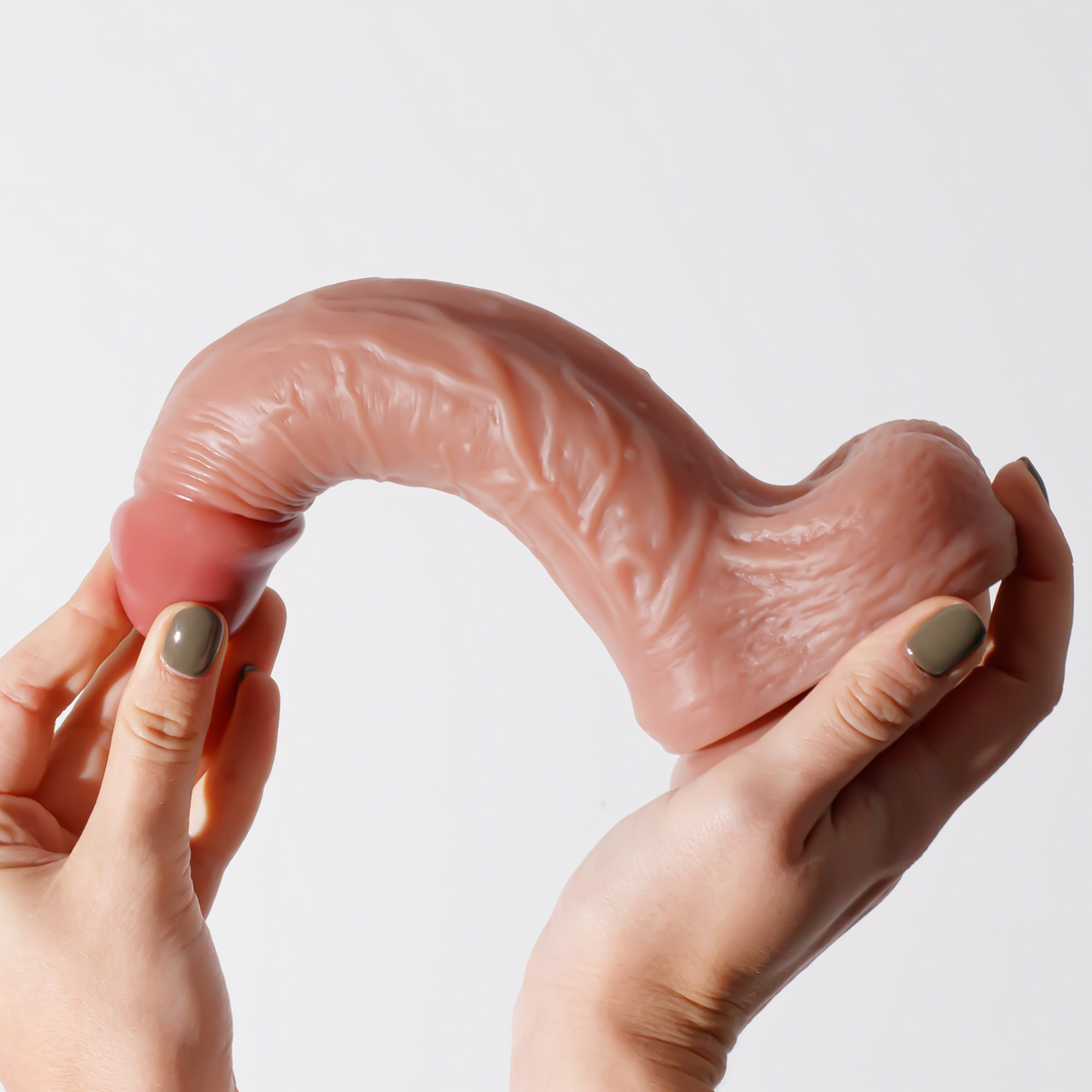 Inviktus - Vloeibare Siliconen Dildo - 8.5 / 22 cm - Vleeskleur